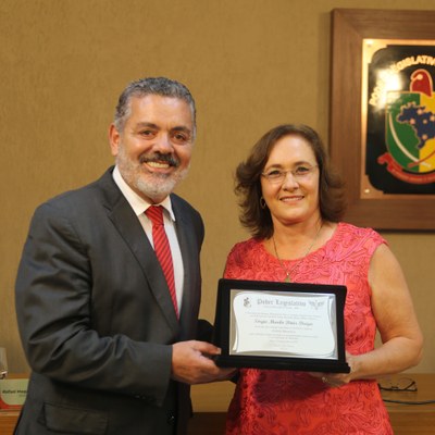 Vereadora Vanja Albino (PSD) e seu homenageado, Sérgio Murilo Diniz Braga, que recebeu o título de Cidadão Honorário