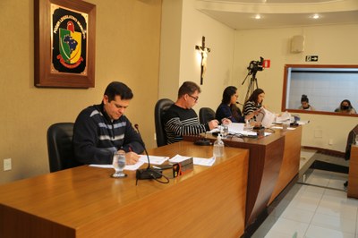 Logo após, a formação da mesa contou com a presença da 2ª Secretária, Jamille Gomes (PT) e a Chefe Departamento Legislativo, Jaqueline de Araújo Lopes.
