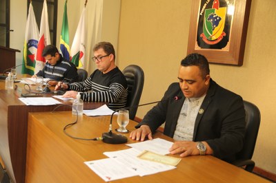 Mesa Diretora composta pelo Vice-Presidente, Vereador Rafael Cassimiro (PSDB), pelo Presidente, Vereador Edenilson Oliveira (PSD) e pelo Secretário em exercício, Robson Souza (Cidadania).