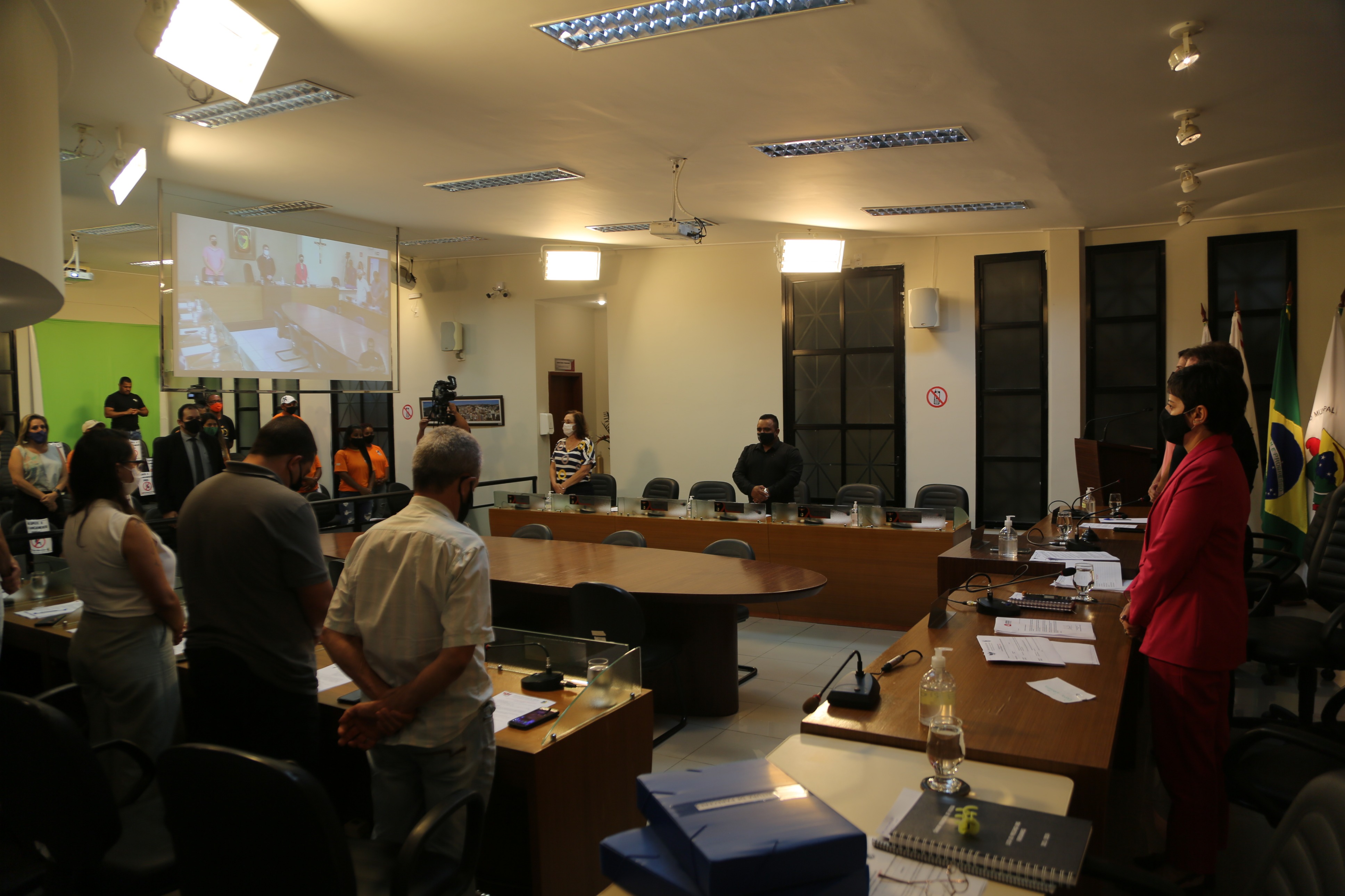 Minuto de silêncio pedido pelo Presidente da Casa Legislativa, Vereador Edenilson Oliveira (PSD), em respeito e homenagem às vítimas da tragédia causada pelas chuvas na cidade de Petrópolis (Rio de Janeiro)