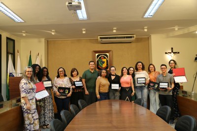 Foto Final com os ganhadores e a equipe da Escola do Legislativo.