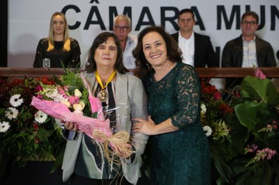 Vereadora Vanja Honorina (PSD), junto de sua homenageada Maria do Carmo Pinto Fernandes Messias