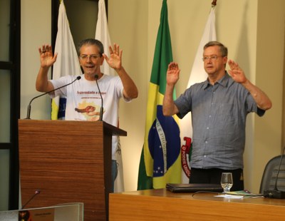 Momento final da fala do convidado, Pároco Geraldo Martins, com a participação do Padre Paulo Dionê Quintão para benção.