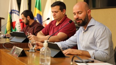 Mesa Diretora Ao centro, o Vereador Rafael Cassimiro (Filho do Zeca do Bar) (PL), presidente da Câmara de Viçosa; à esquerda, o Vereador Daniel Cabral (PCdoB), vice-presidente; e à direita o Vereador Cristiano Gonçalves (Moto Link) (Solidariedade), secretário da Mesa