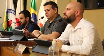 Mesa Diretora Ao centro, o Vereador Rafael Cassimiro (Filho do Zeca do Bar) (PL), presidente da Câmara de Viçosa; à esquerda, o Vereador Daniel Cabral (PCdoB), vice-presidente; e à direita o Vereador Cristiano Gonçalves (Moto Link) (Solidariedade), secretário da Mesa