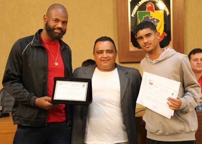 Entrega de Certificado à Ramon Ventura Oliveira, auxiliar técnico da Escolinha de Futebol Ponte Preta