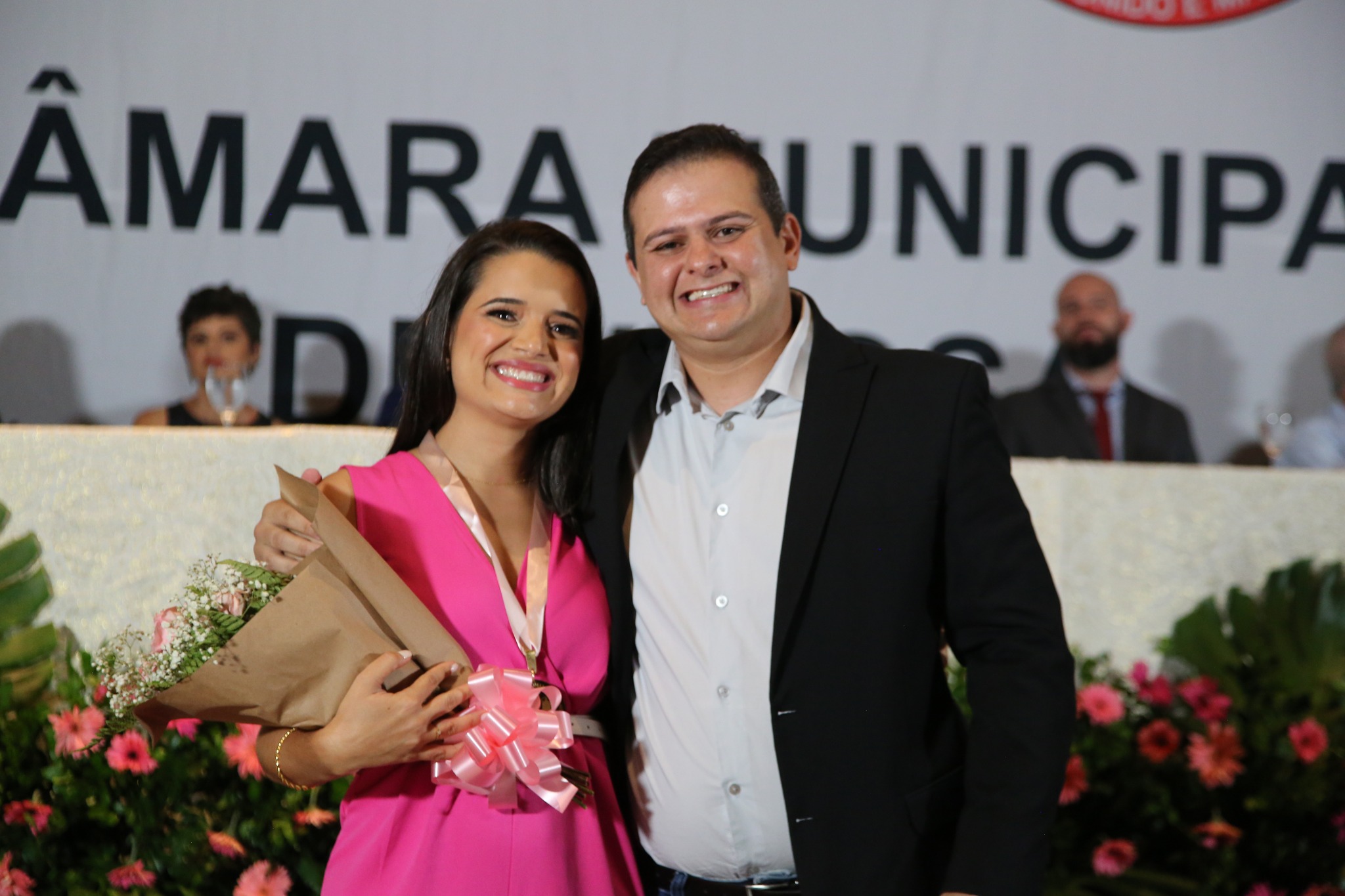 Vereador Rafael Cassimiro (Filho do Zeca do Bar) (PL), presidente da Câmara de Viçosa, e sua homenageada Maria Cristina Soares.jpg