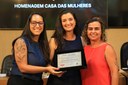 Cristiane Magalhães de Melo, coordenadora do projeto 'Casa de Mulheres', e Ana Flávia Soares Diniz, Defensora Pública, recebendo placa alusiva em homenagem aos 15 anos de trabalhos desenvolvidos pela organização