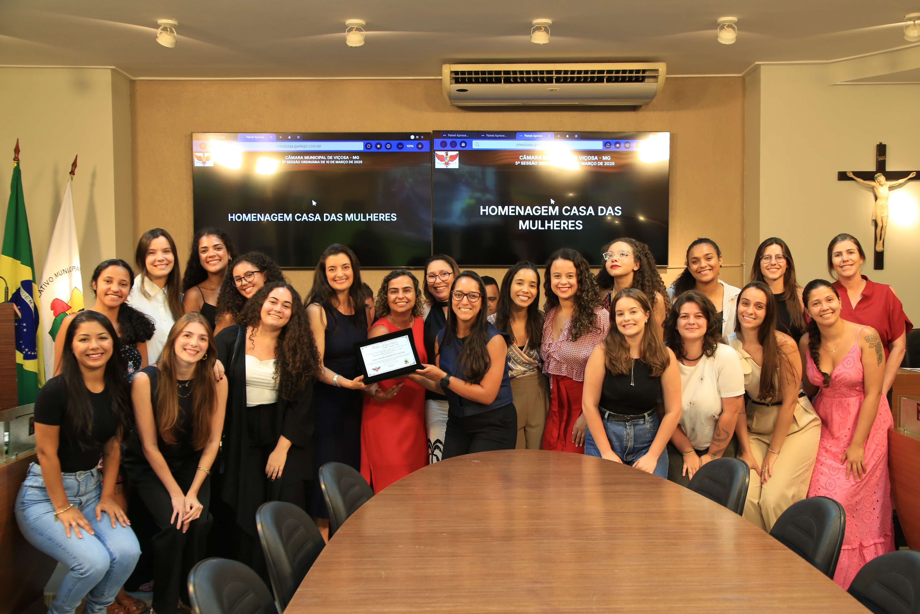 Integrantes do projeto 'Casa das Mulheres' recebendo placa alusiva em homenagem aos 15 anos de trabalhos desenvolvidos pela organização