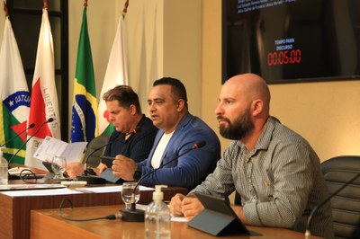 Mesa Diretora Ao centro, o vereador Robson Souza (PSB), presidente; à esquerda, o vereador Sérgio Marota (PP), vice-presidente; e à direita o Vereador Cristiano Gonçalves (Moto Link) (SD), secretário da Mesa