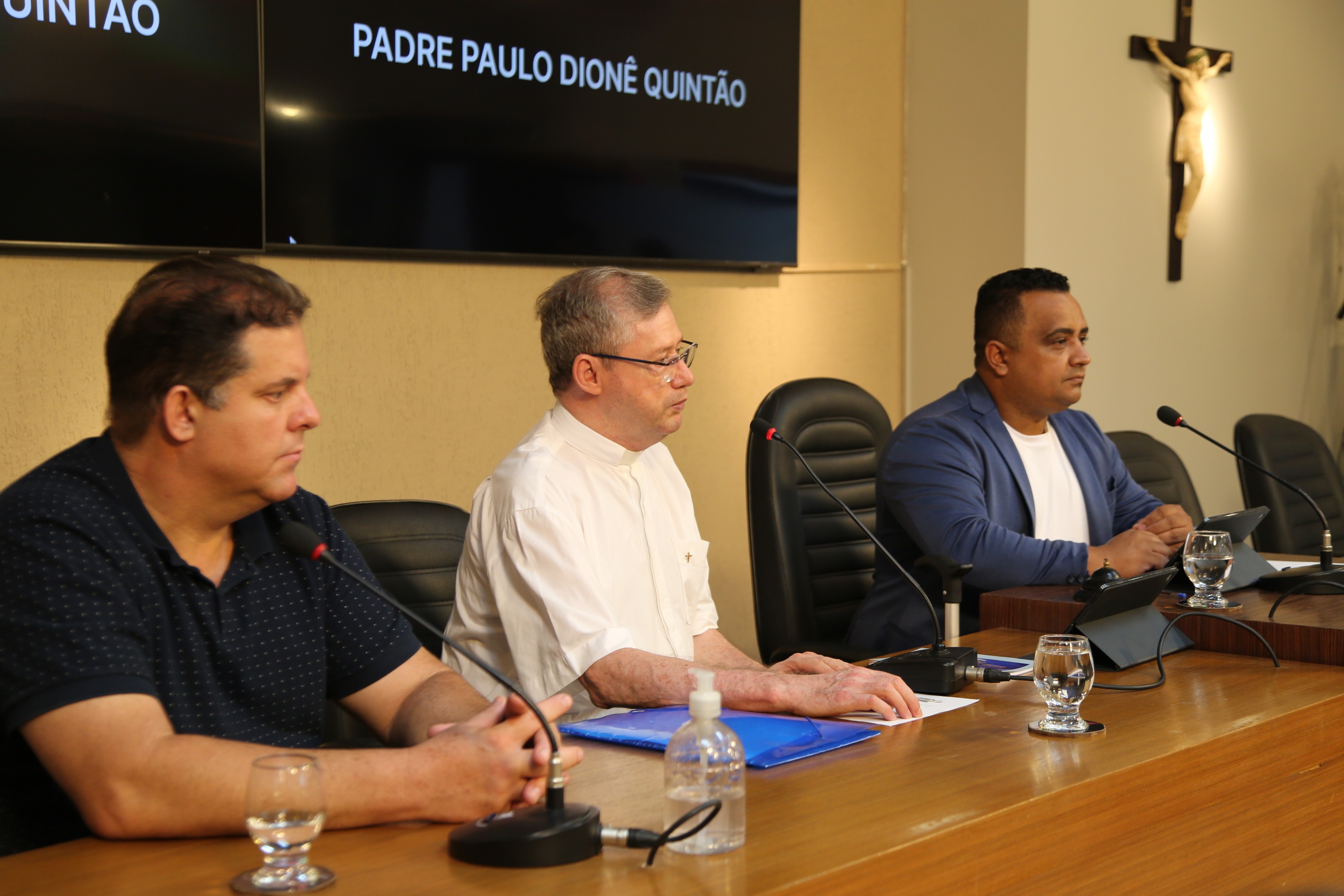 Mesa Diretora com a participação do Padre Paulo Dionê Quintão