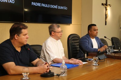 Mesa Diretora com a participação do Padre Paulo Dionê Quintão