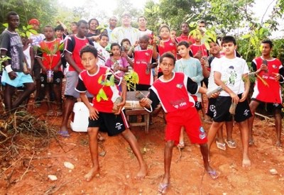 05/06/2012 Vereadores e crianças realizam plantio árvores